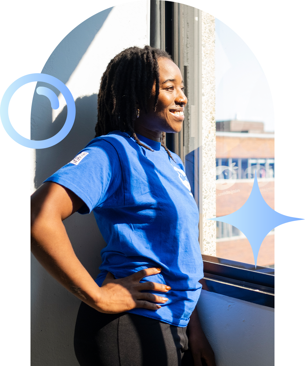 Une Ninja Bleu qui est fière de son travail et qui sait que l'application Ninja Bleu révolutionne l'entretien ménager commercial.